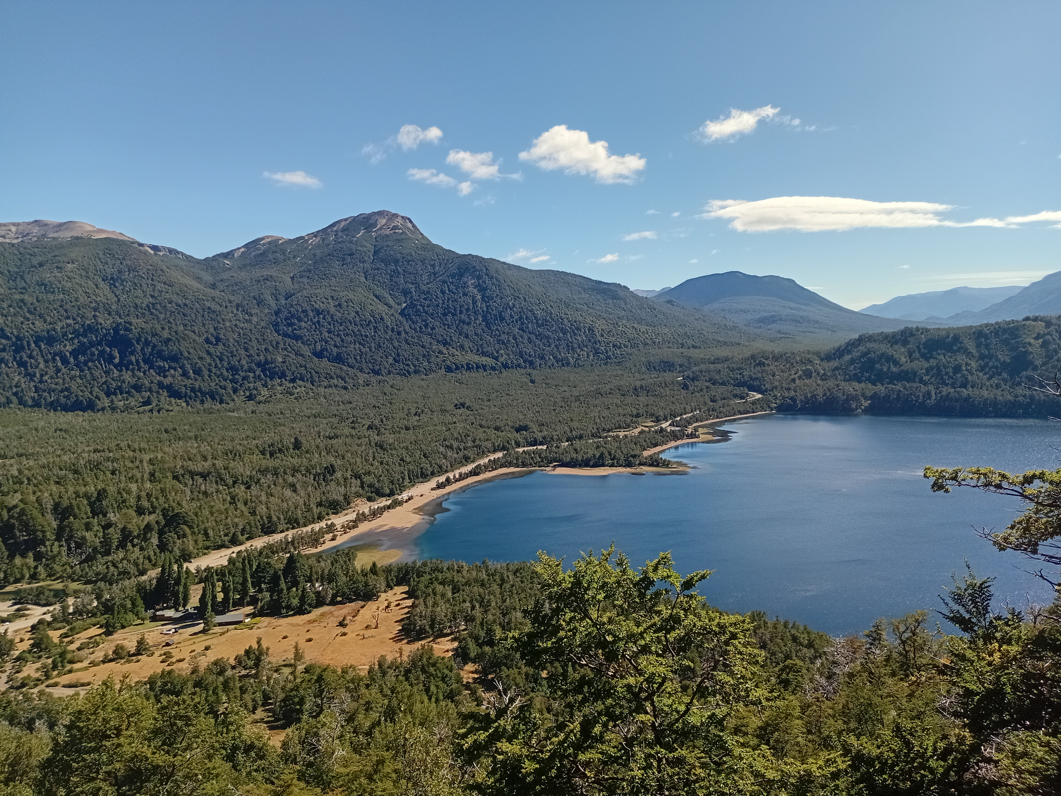 Lago Falkner en la Patagonia argentina